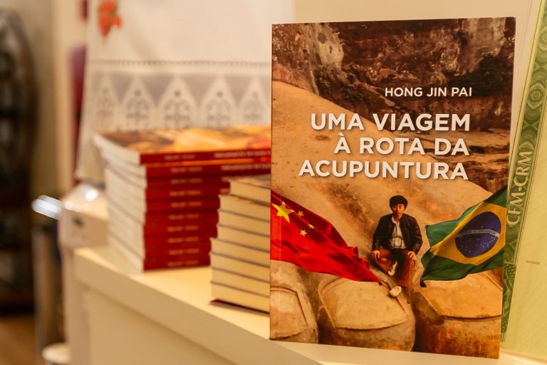 Livro sobre acupuntura em exposicao no CEIMEC